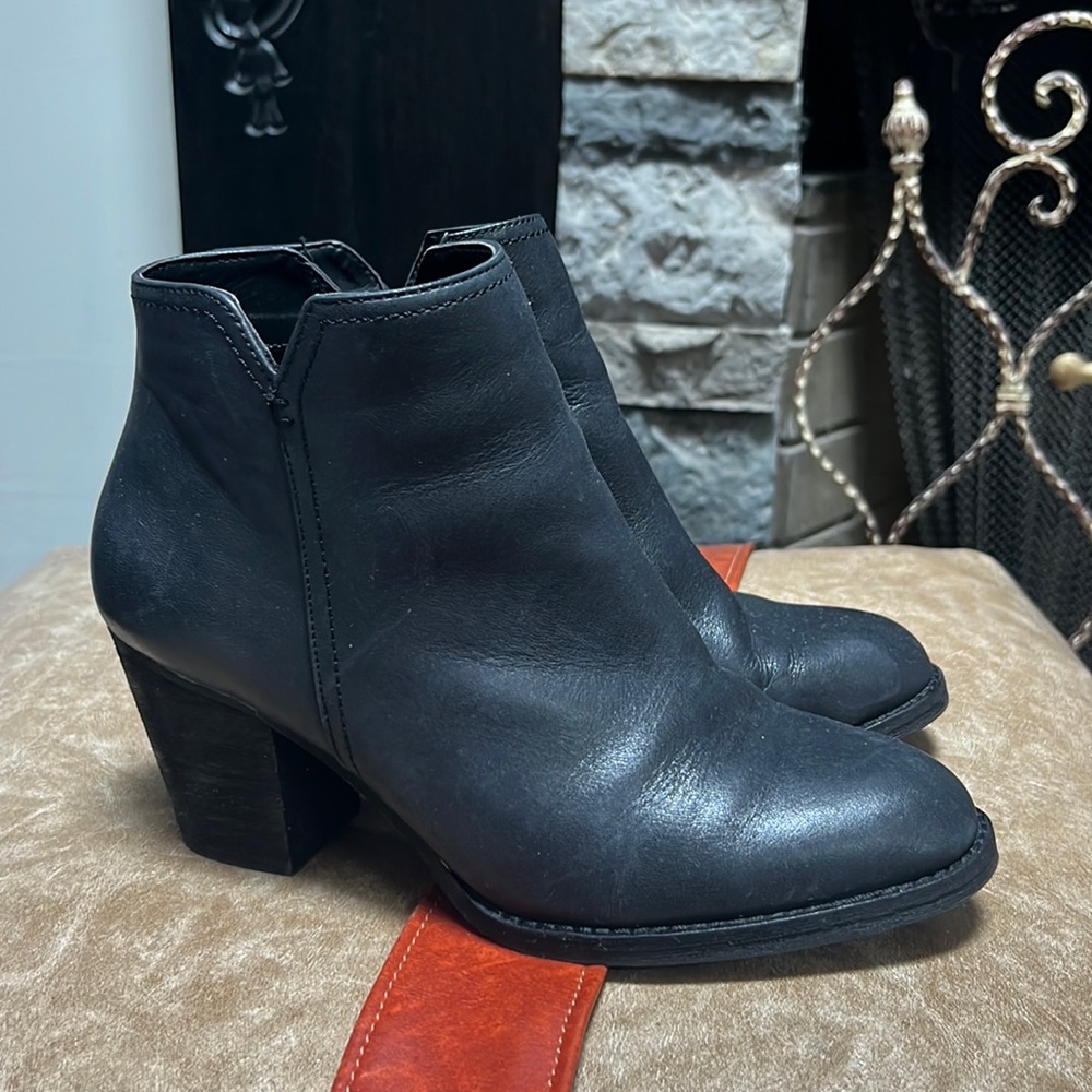 Gianni Bini black leather booties 8.5